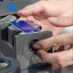 Van bị kẹt do dầu bẩn