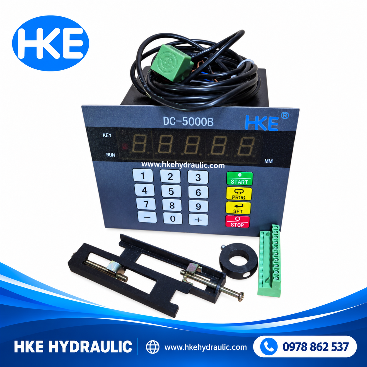 Màn hình điều khiển DC-5000B với bàn phím số, dây nối và phụ kiện gá bảng